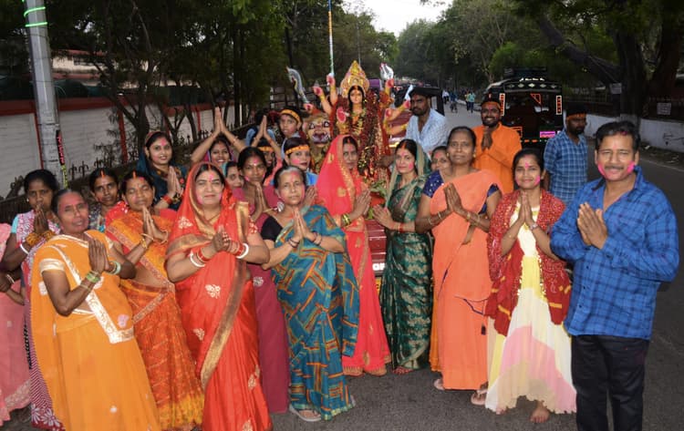 Dhanbad News : धनबाद में महिलाओं ने खोइछा भरकर दी  मां जगदंबे को विदाई