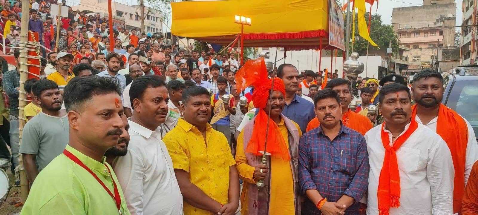 Jamshedpur News : श्री श्री विजय बजरंग मंदिर जंबू अखाड़ा विसर्जन जुलूस में शामिल हुए अर्जुन मुंडा