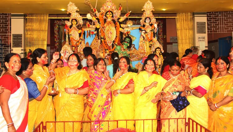 Bhagalpur News: बंगाली महिलाओं ने खेला सिंदूर, मां दुर्गा को दी विदाई