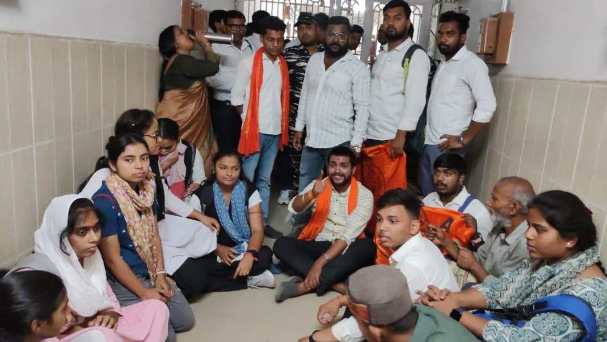 Bhagalpur News: बिजली की मांग को ले अभाविप का विवि में हंगामा