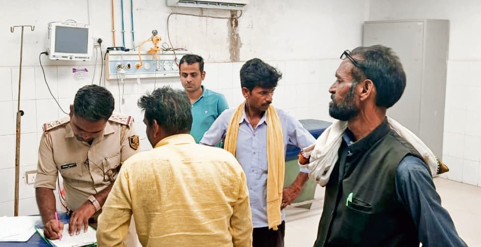 Kaimur News : जरूहां मोड़ के पास कार व बाइक में टक्कर, एक की मौत, दो घायल