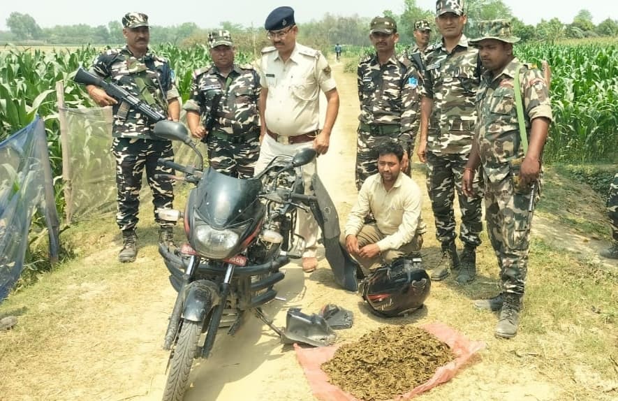 Motihrai: 4.3 किलो गांजा व बाइक के साथ नेपाली तस्कर गिरफ्तार