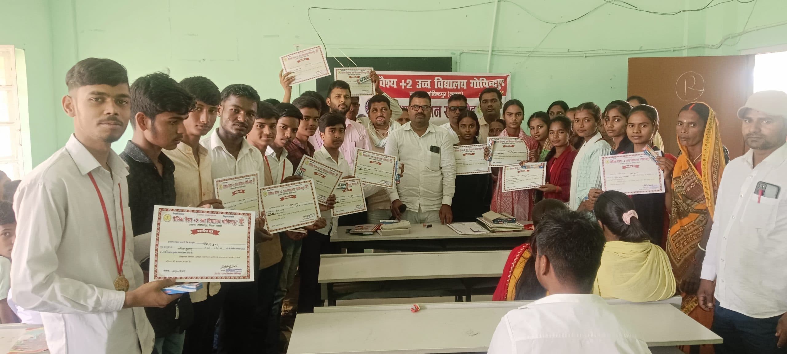 नवादा : परीक्षा में बेहतर करने वाले 30 मेधवी विद्यार्थी सम्मानित