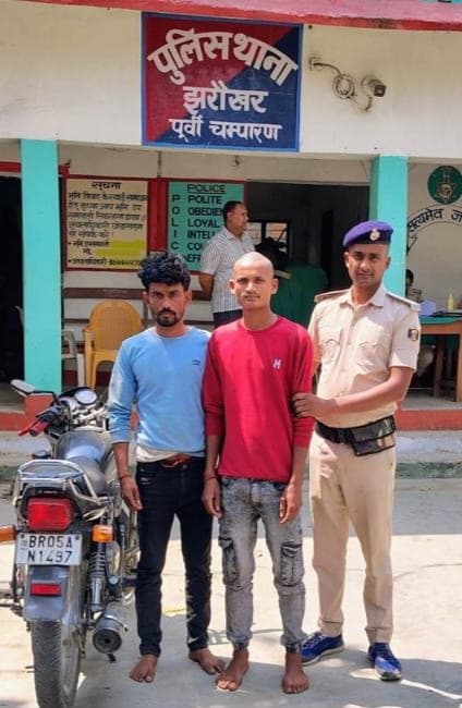 Motihari : मोतिहारी से चोरी हुई बाइक के साथ दो नेपाली चोर गिरफ्तार