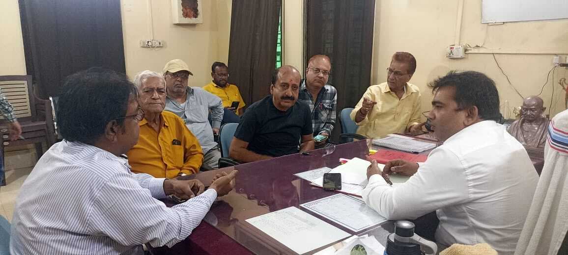 सिंधीपाड़ा में पानी की समस्या से नप के ईओ के कराया अवगत