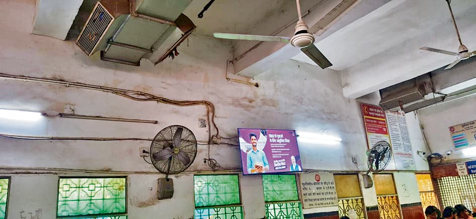 Saran News : छपरा जंक्शन पर बुनियादी सुविधाओं की कमी, यात्रियों को हो रही परेशानियां