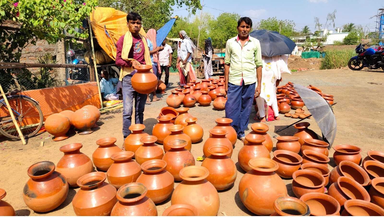 देसी फ्रीज बनी लोगों की पहली पसंद, मिट्टी के घड़े की बढ़ी बिक्री
