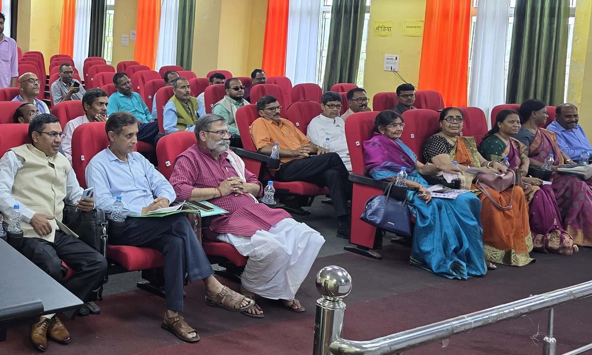 छुट्टियों का लेखा संधारण करें व सेवा पुस्तिका काे रखें अपडेट : रजिस्ट्रार