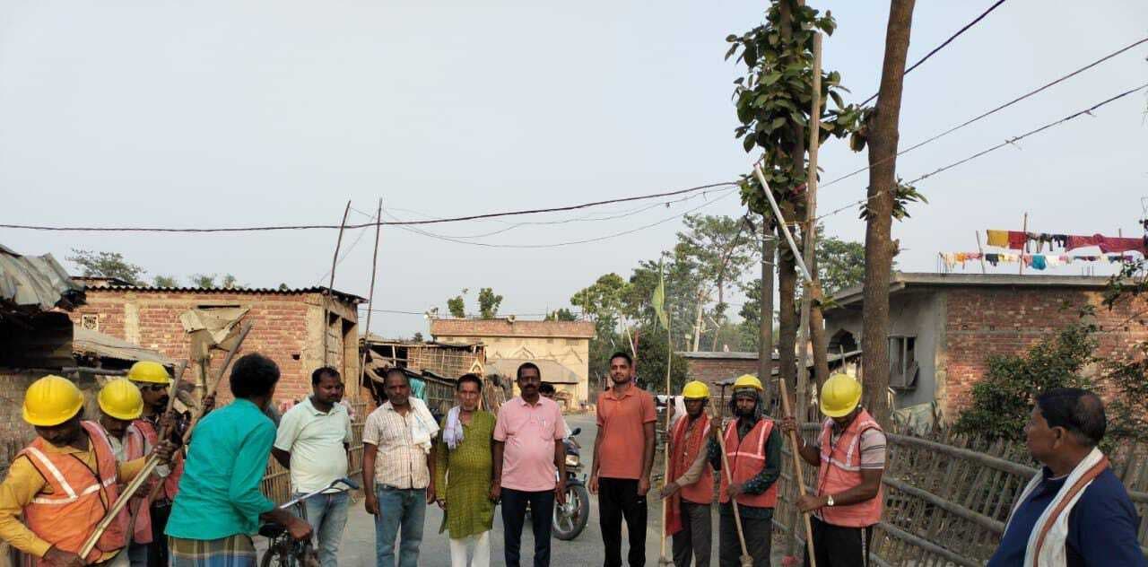 मुखिया ने गांव में चलाया सफाई अभियान