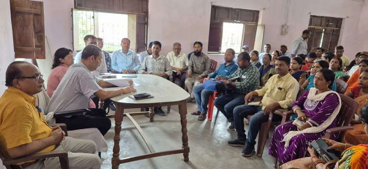 सीओ सहित अन्य अधिकारियों के ससमय नहीं पहुंचने पर लगायी फटकार