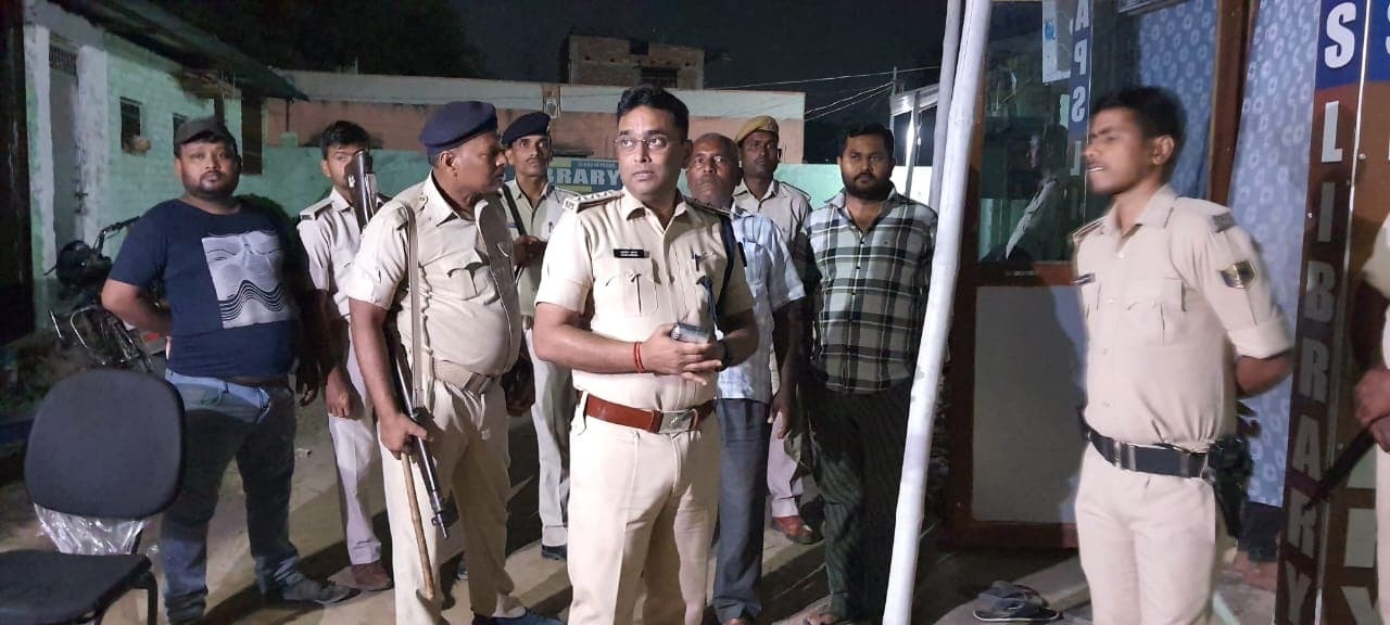 लाइब्रेरी में तोड़फोड़, दो छात्रों को पीट कर किया जख्मी