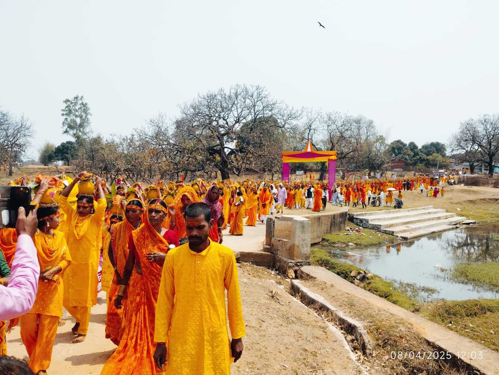 पांच दिवसीय महायज्ञ को लेकर निकली कलश यात्रा