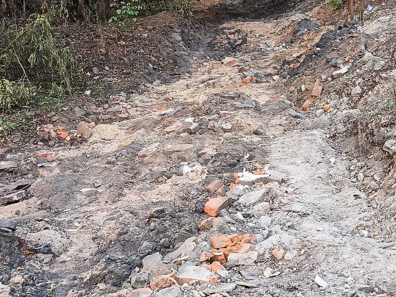 पाइप लाइन बिछाने में खराब कर रहे सड़क