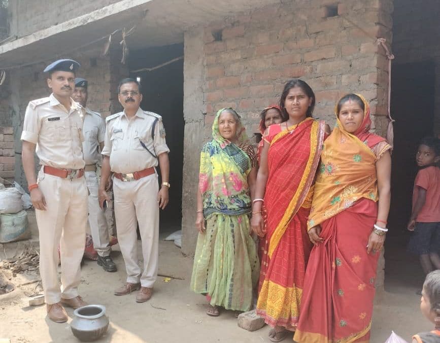 केसों के अनुसंधान में मोहल्लाें में गये एसडीपीओ