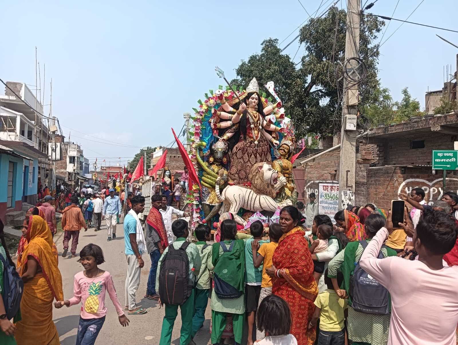 विसर्जन शोभा यात्रा में उमड़े श्रद्धालु, खेली लाठी, दिखाये करतब