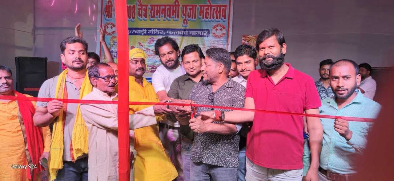 देवी जागरण कार्यक्रम में भक्ति रस में डूबे लोग