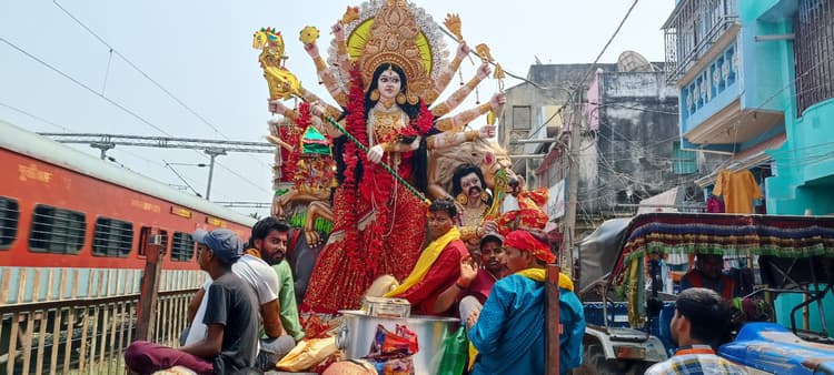 मां दुर्गा की प्रतिमा का किया विसर्जन