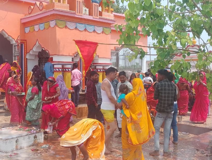 Deoghar news : नौखिला बगैचा में हुई चैताली काली पूजा, महिलाओं ने मां का शृंगार कर अखंड सौभाग्य की कामना की