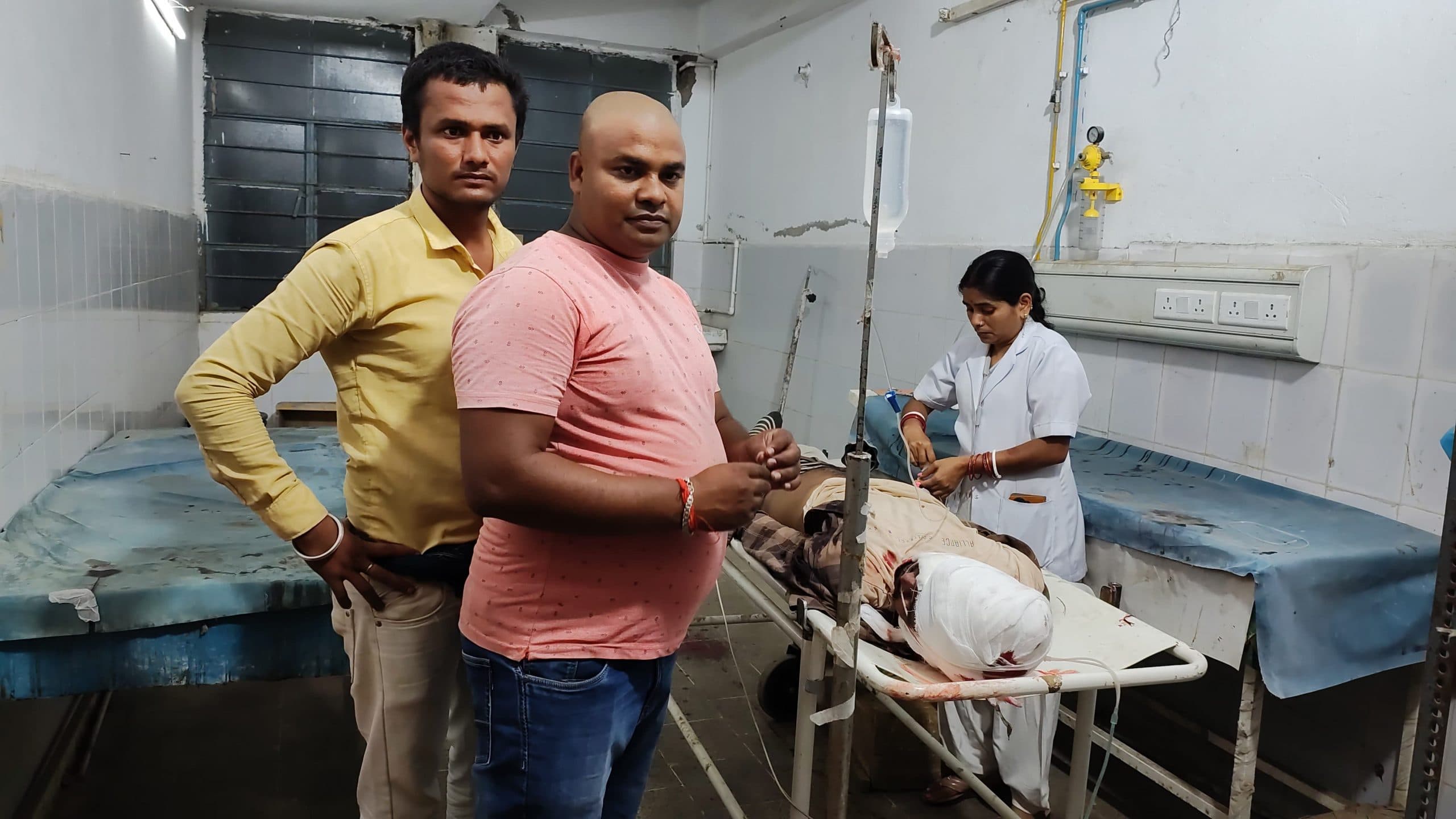 वाहन के धक्के से बाइक सवार जख्मी