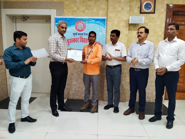 कर्मचारियों को उत्कृष्ट काम के लिए मिला संरक्षा पुरस्कार