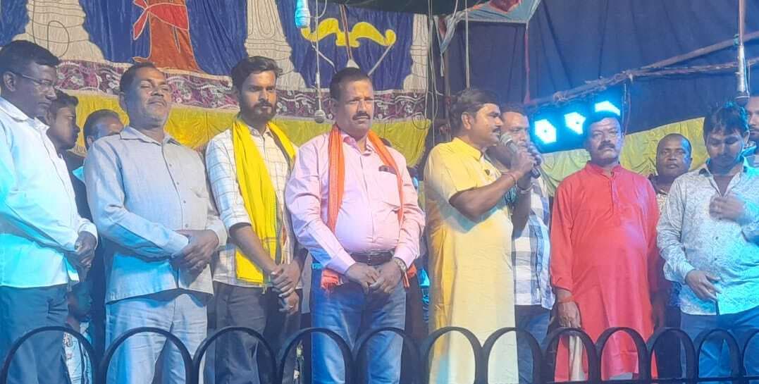 संथाली आर्केस्ट्रा की प्रस्तुति में रातभर झूमते रहे लोग, भीड़ से सड़कों पर लगा घंटों जाम