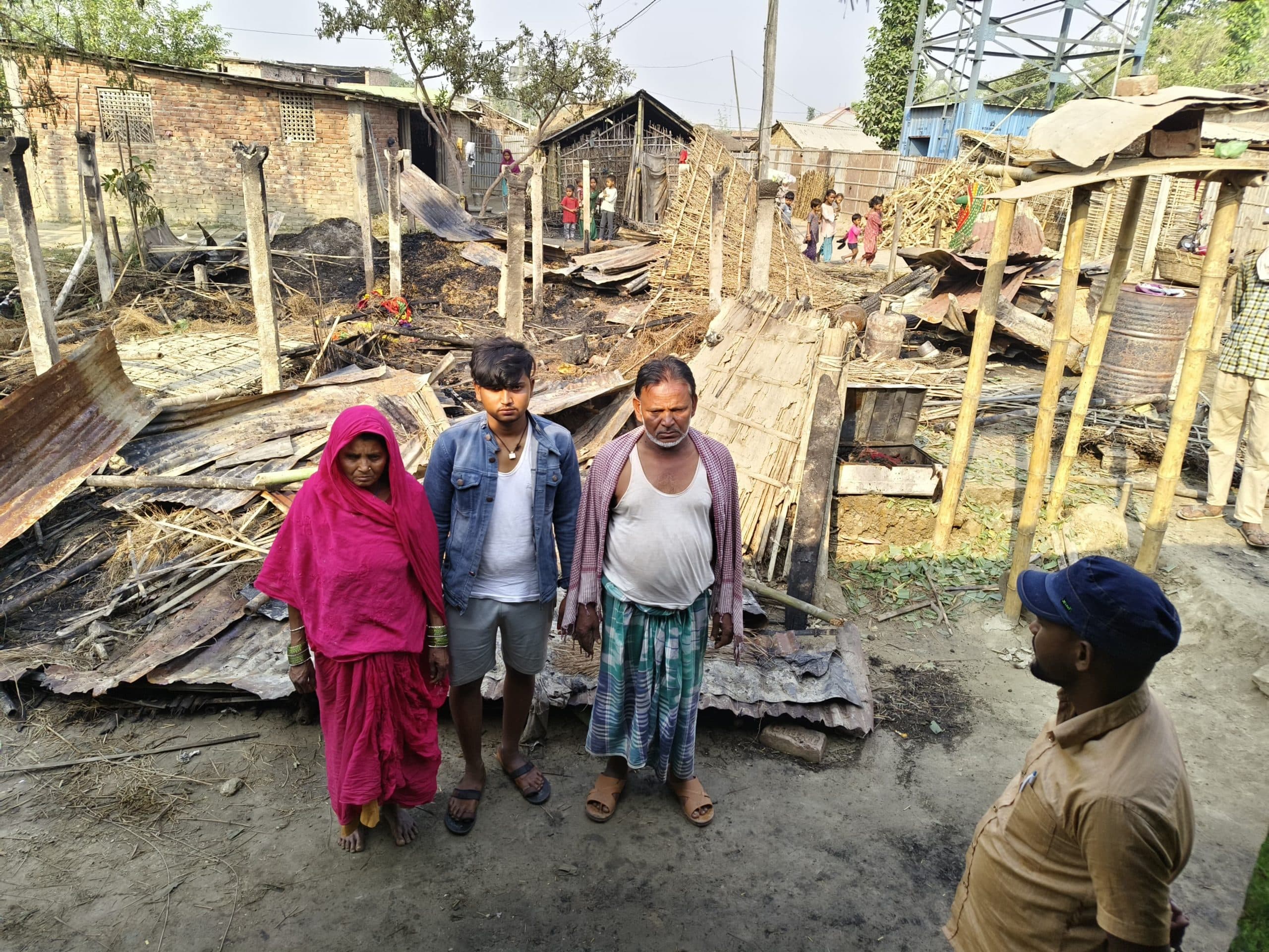 अलाव से लगी आग में तीन परिवार के घर जलकर राख