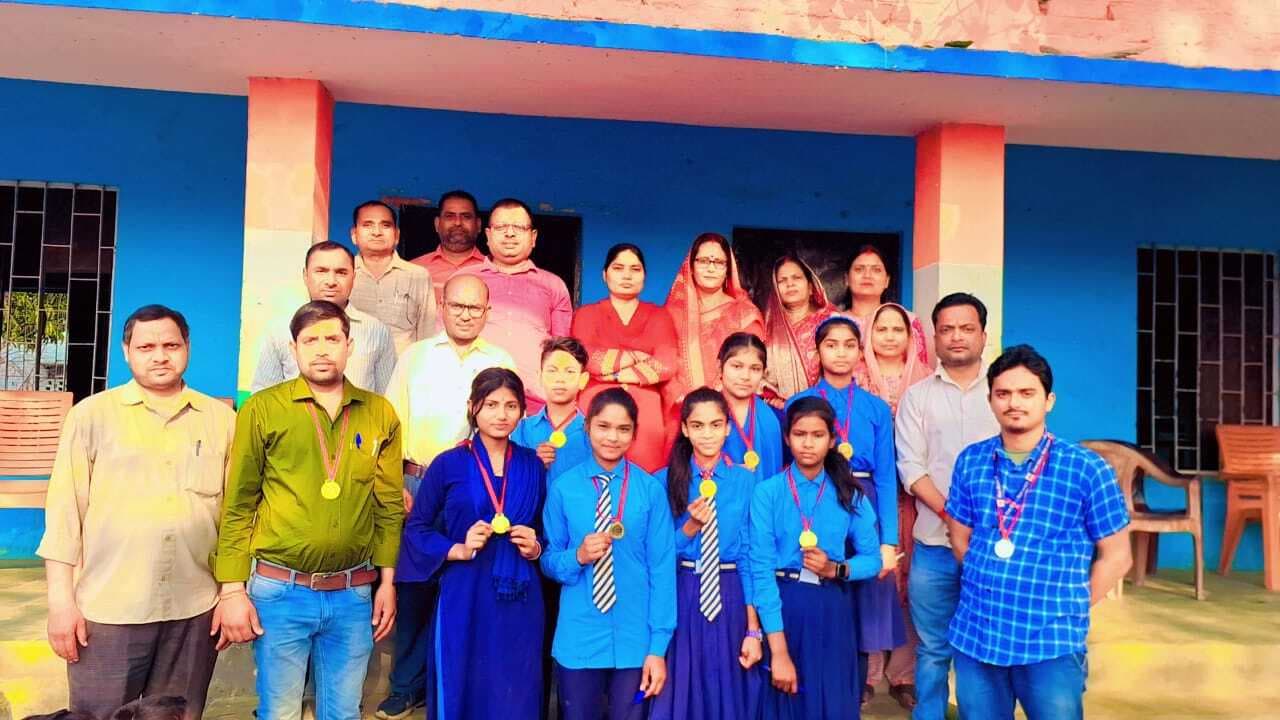 जादोपुर राज विद्यालय में प्रतिभावान छात्र-छात्राओं को किया गया सम्मानित