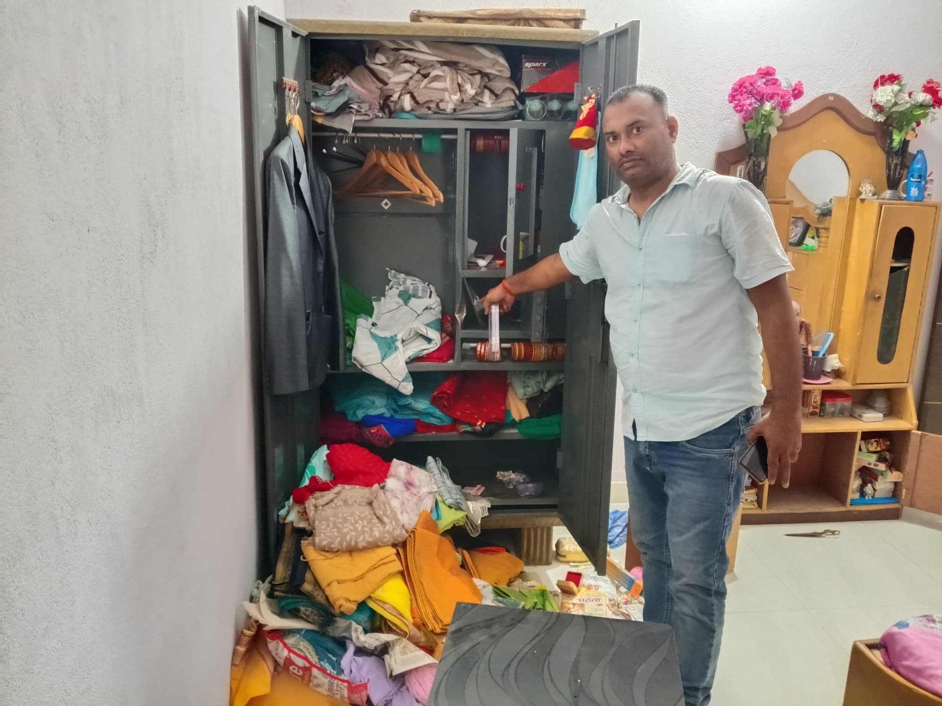 दो पूर्व सैनिक भाइयों के घर से पांच लाख के गहने व नकद चोरी