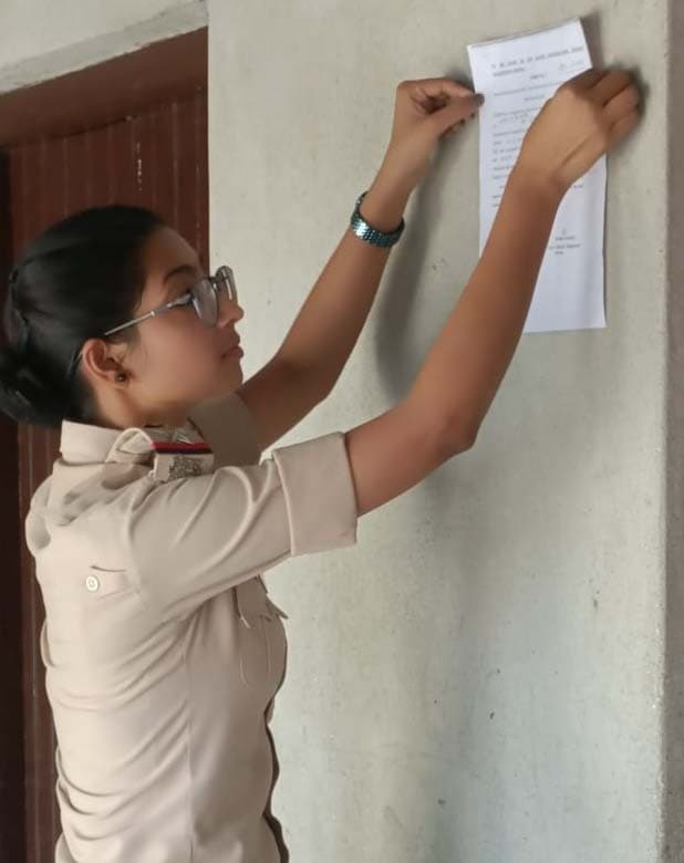 गैंगरेप के दो फरार वारंटी के घर पुलिस ने चिपकाया इश्तेहार