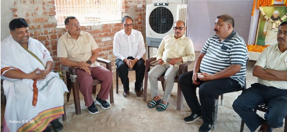 Deoghar news : बादल पत्रलेख और उसके परिजनों से मिले पूर्व स्पीकर, जतायी शोक संवेदना