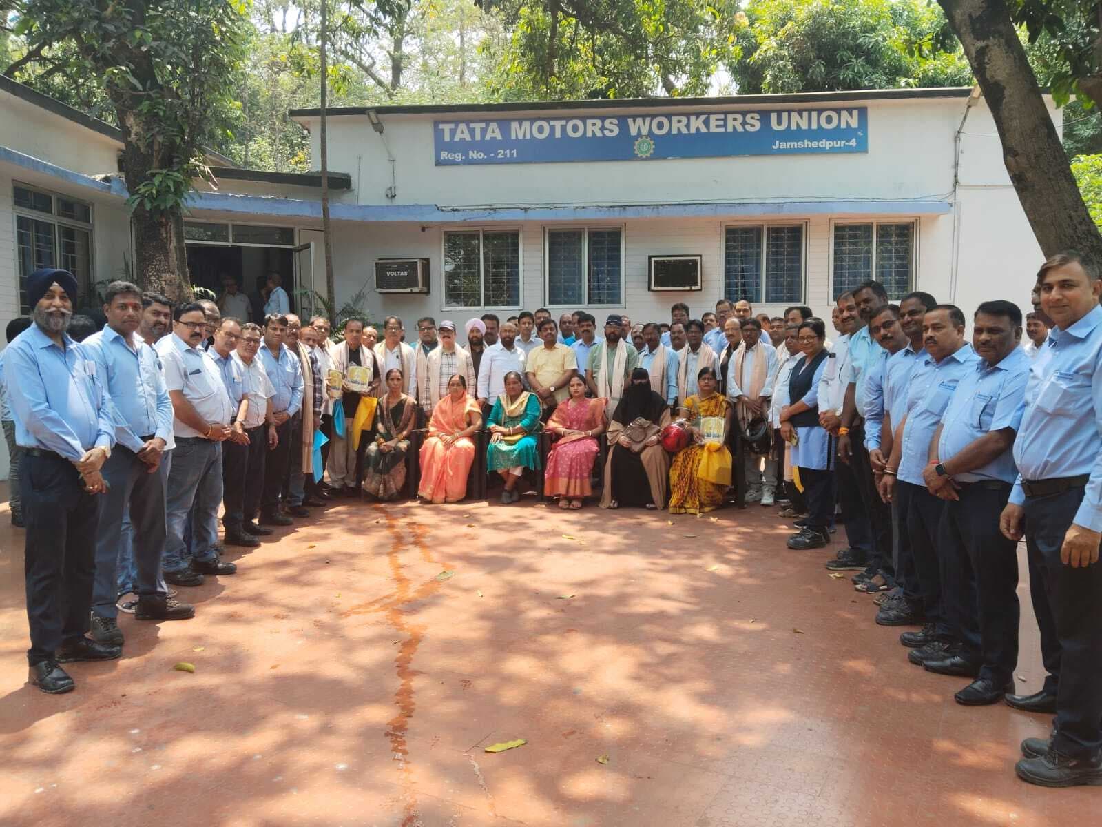 Jamshedpur news. टाटा मोटर्स से सेवानिवृत्त 22 कर्मियों को यूनियन ने दी विदाई