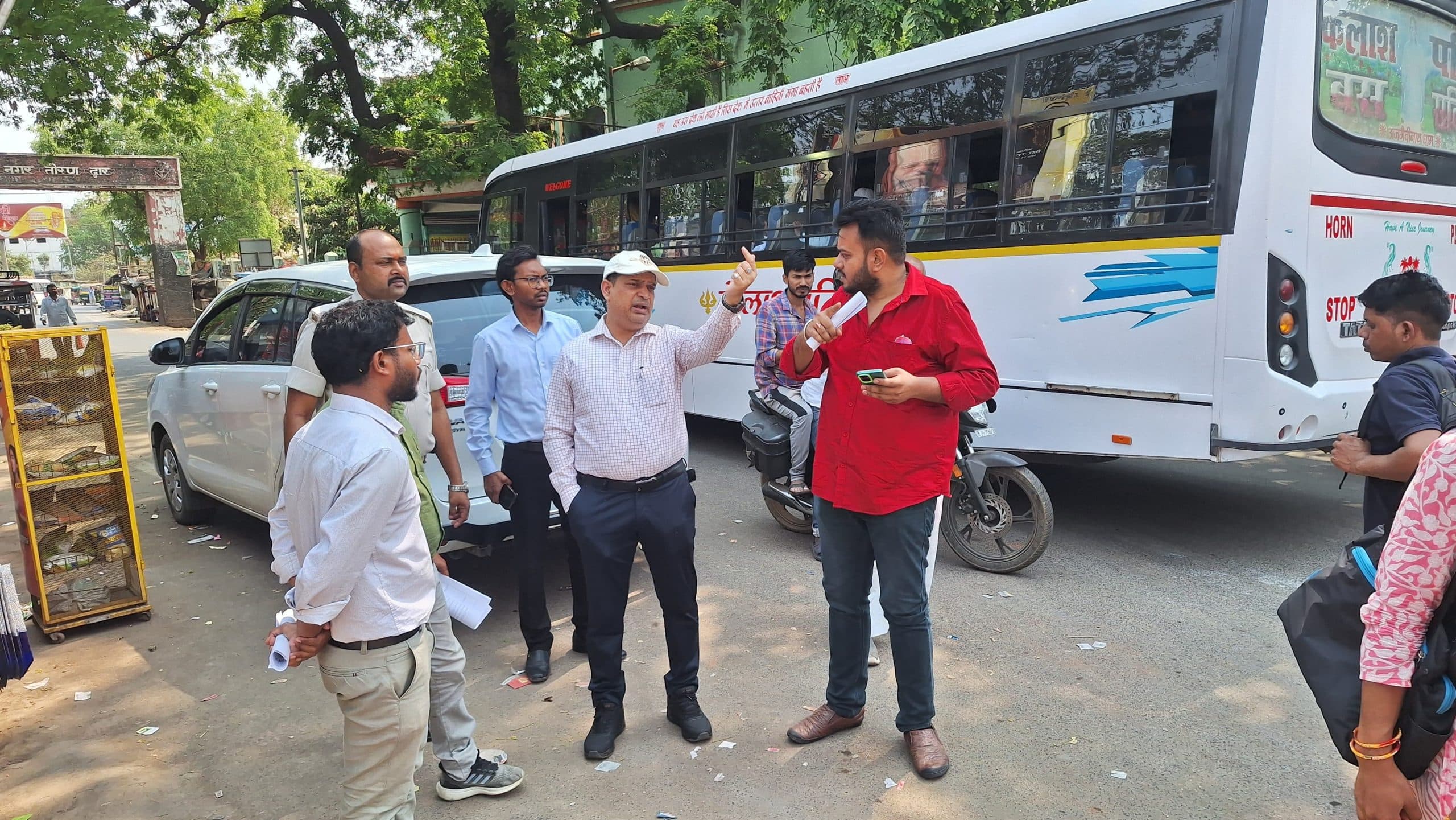 deoghar news : नगर आयुक्त ने आइएसबीटी में सुविधाओं का लिया जायजा