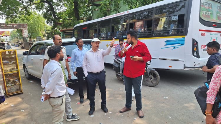 deoghar news : नगर आयुक्त ने आइएसबीटी में सुविधाओं का लिया जायजा