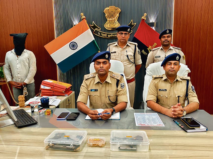 सोना लूटकर भाग रहे अपराधियों से हुई थी लूट छीनी गयीं दोनों पिस्टल और आभूषण बरामद