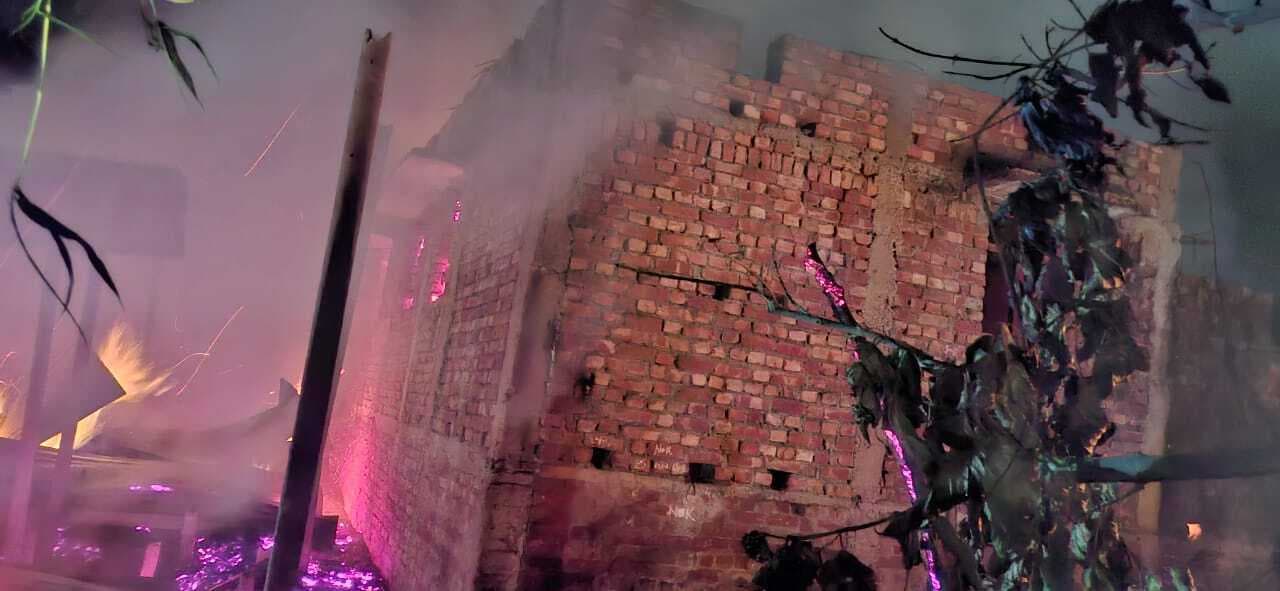 बसाक टोला में अगलगी में कई घर जले