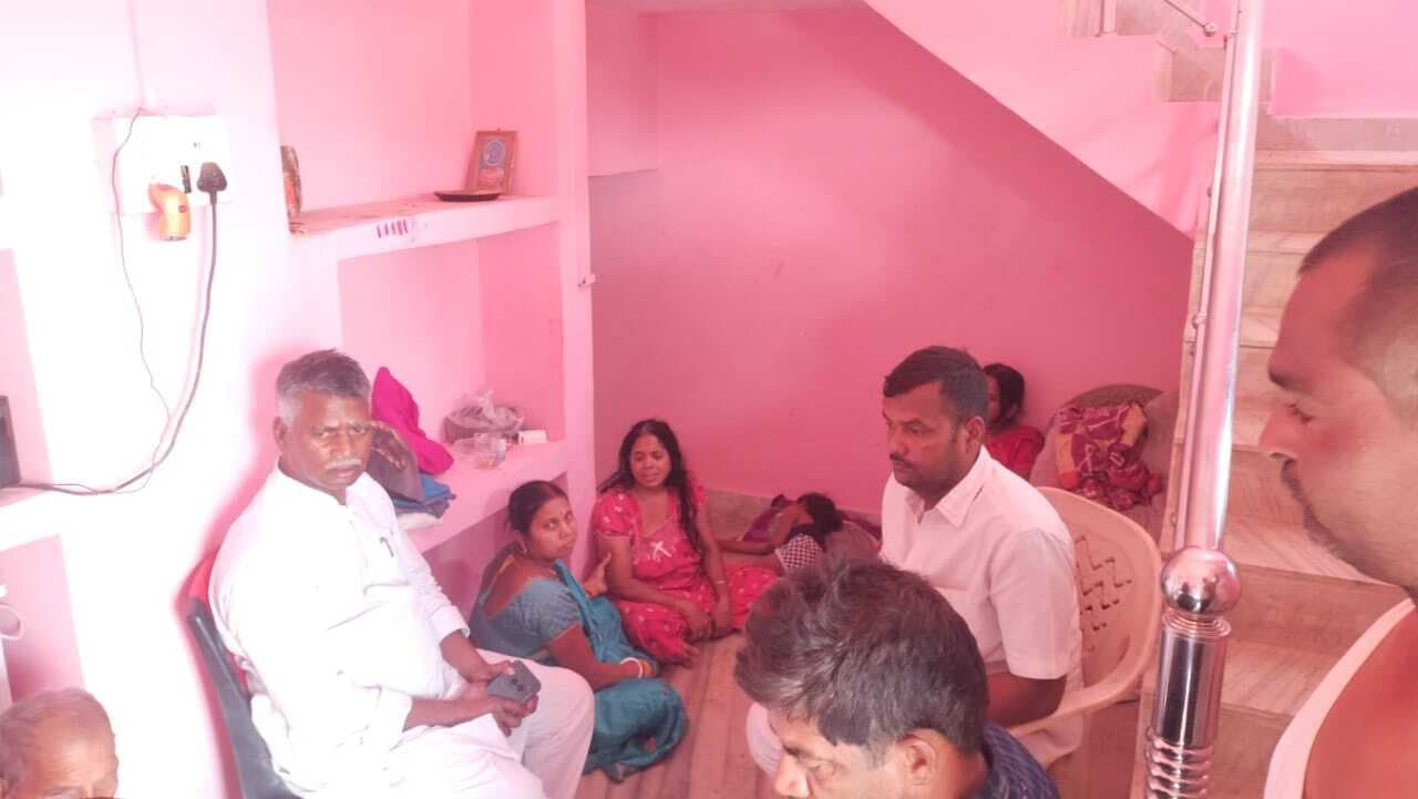 मृतक अतुल के परिजनों से मिले विधायक, बंधाया ढ़ाढस