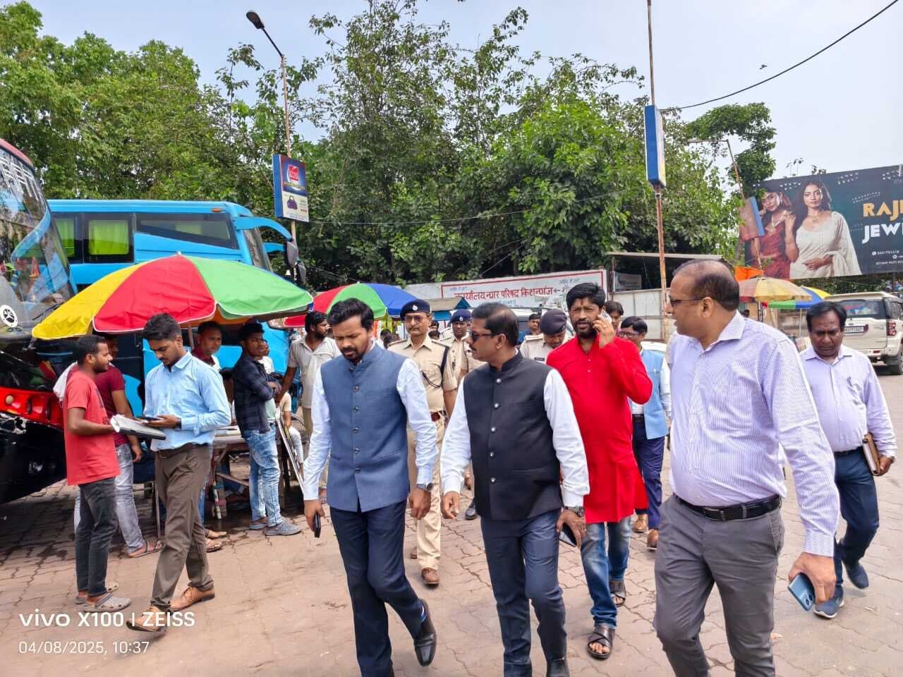 डीएम ने बस टर्मिनल का किया निरीक्षण