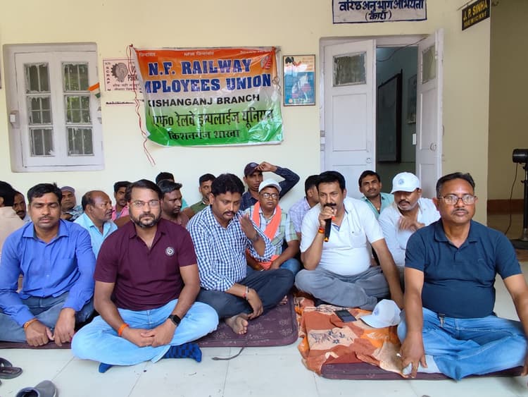 रेलवे क्वार्टर की मरम्मत व अन्य मांगों को ले दिया धरना