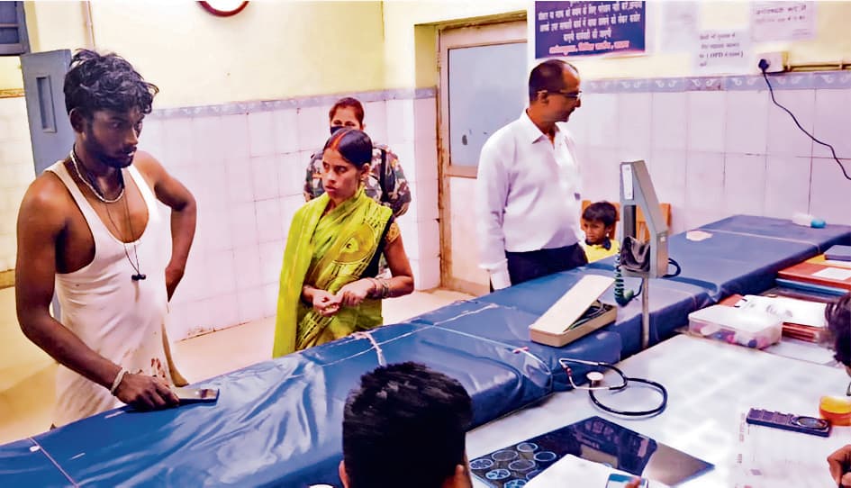 Saran News : चलती ट्रेन से उचक्के ने यात्री का मोबाइल छीना