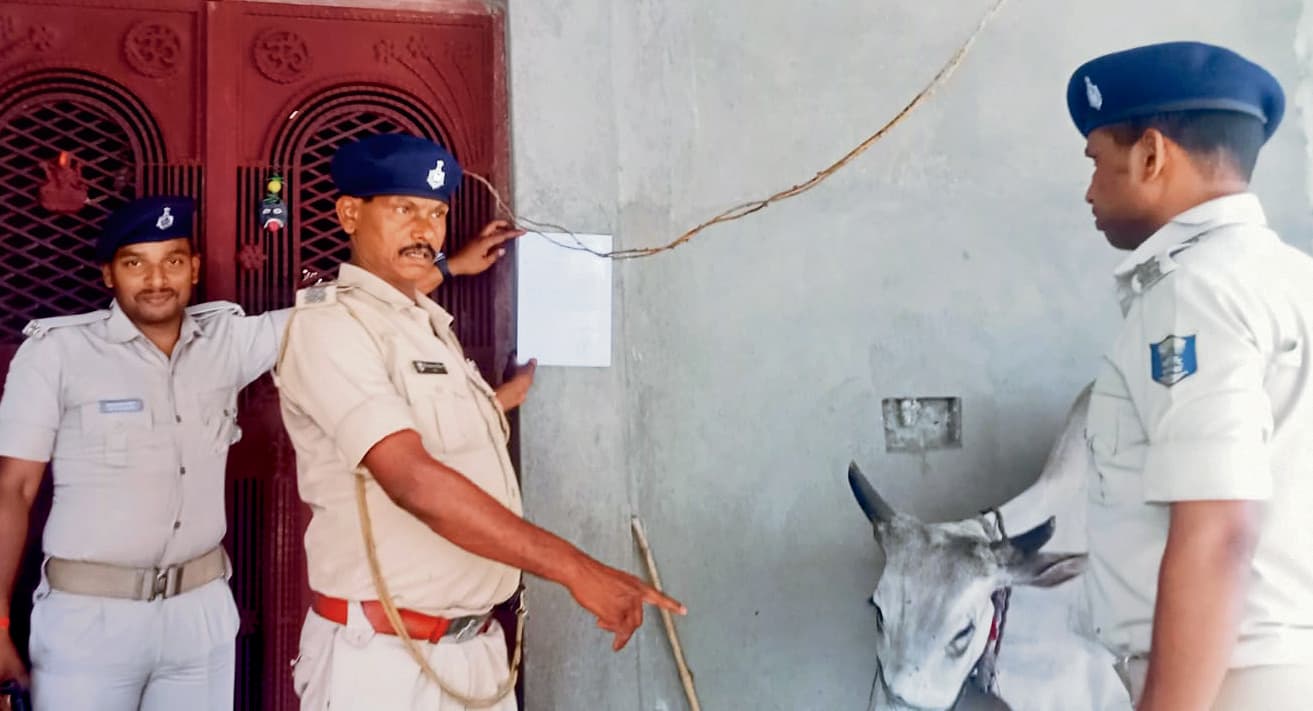 Saran News : पुलिस ने फरार आरोपित के घर पर चिपकाया इस्तेहार