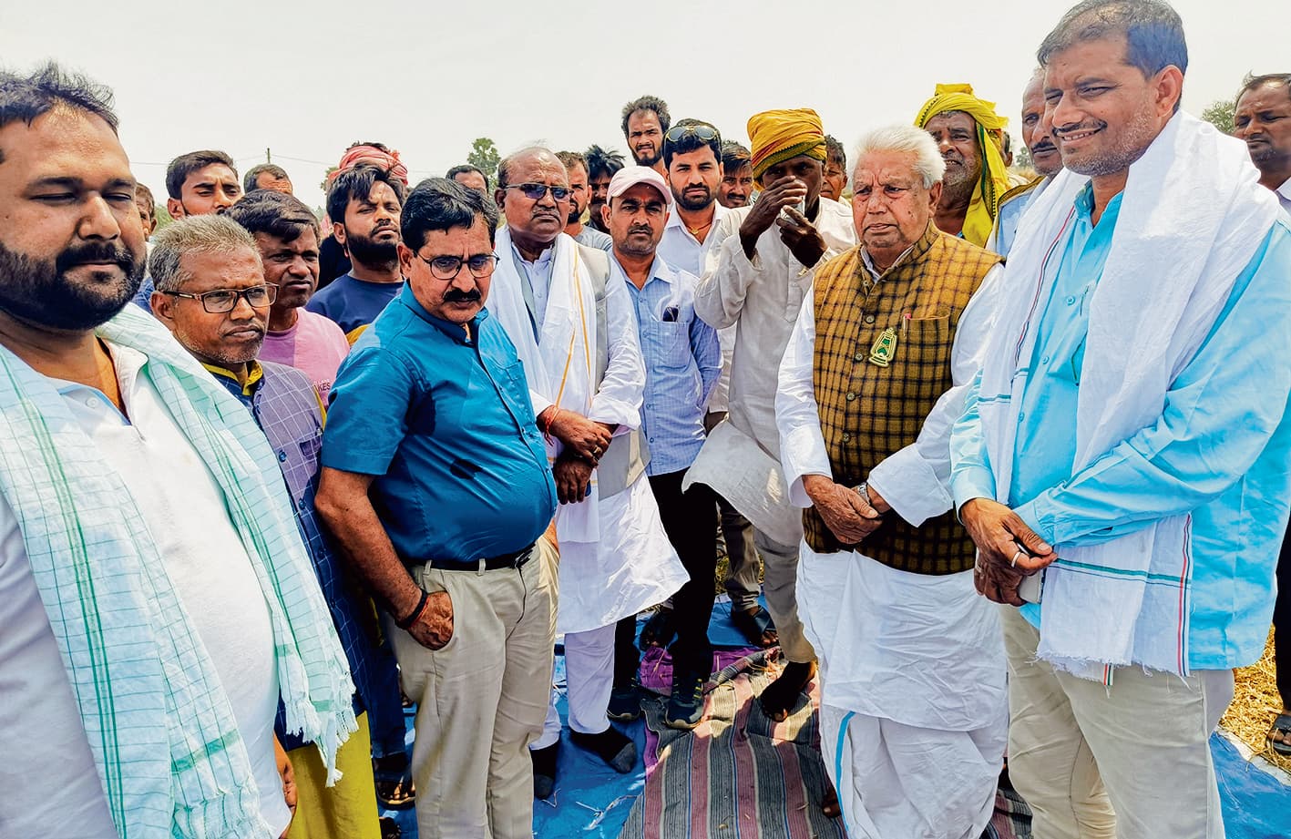 Saran News : लौंवा के किसान का आमरण अनशन खत्म, विधायक ने पिलाया नीबू पानी