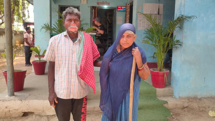 वृद्ध दंपति को उसके ही पुत्र ने मारपीट कर घर से किया बाहर