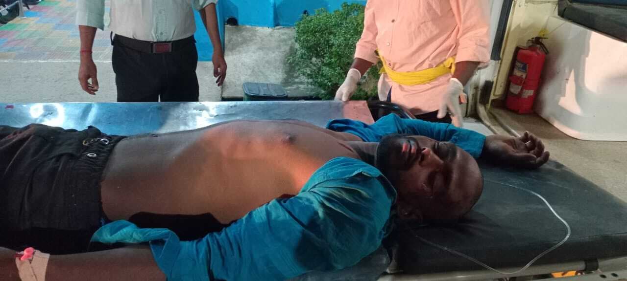 सड़क दुर्घटना में जख्मी बाइक चालक भागलपुर रेफर