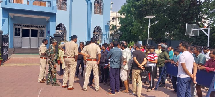 फीस वृद्धि के खिलाफ अभिभावकों ने किया हंगामा