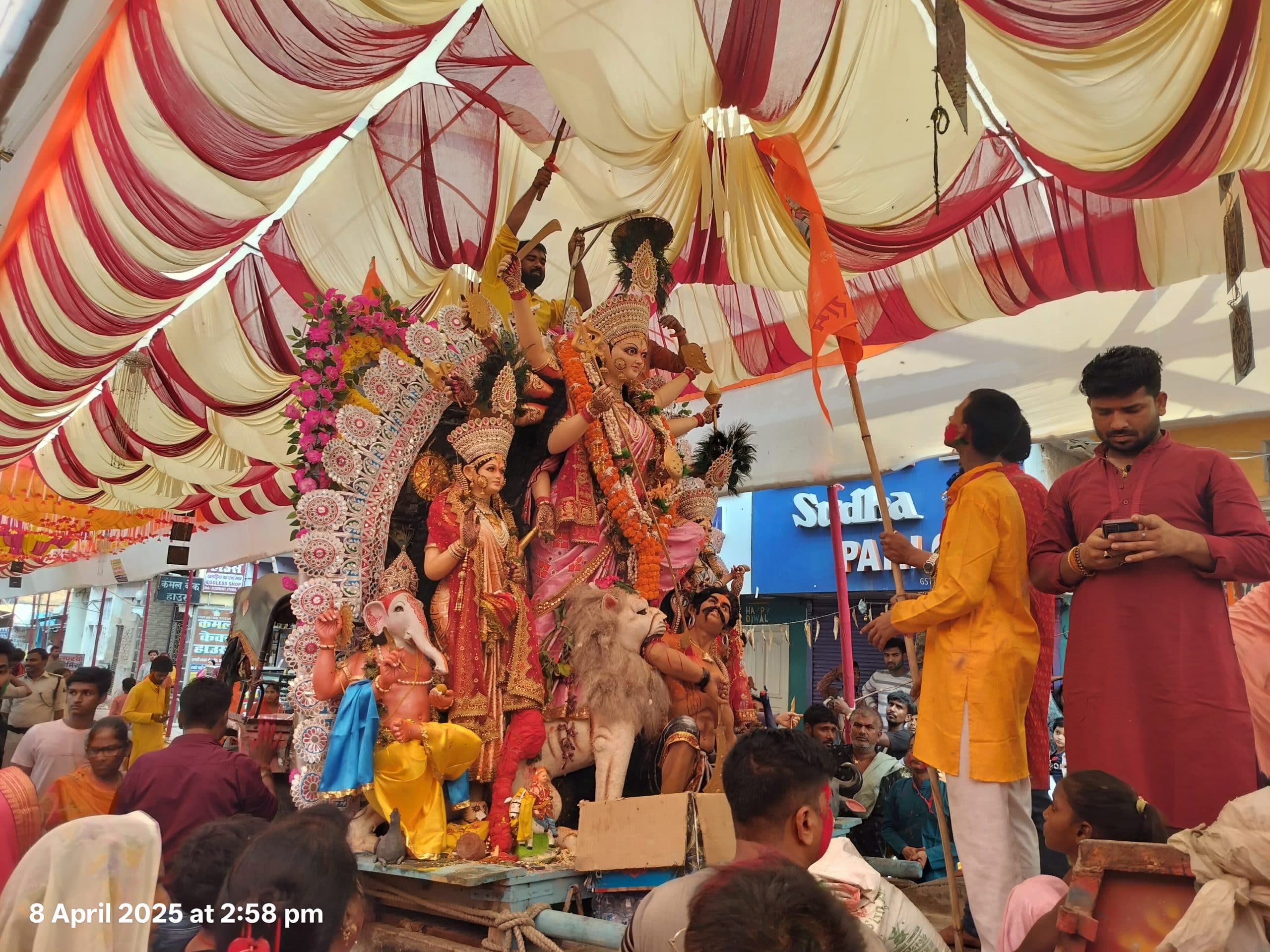 नम आंखों से श्रद्धालुओं ने मां दुर्गे को दी विदाई, लगाये जयकारे