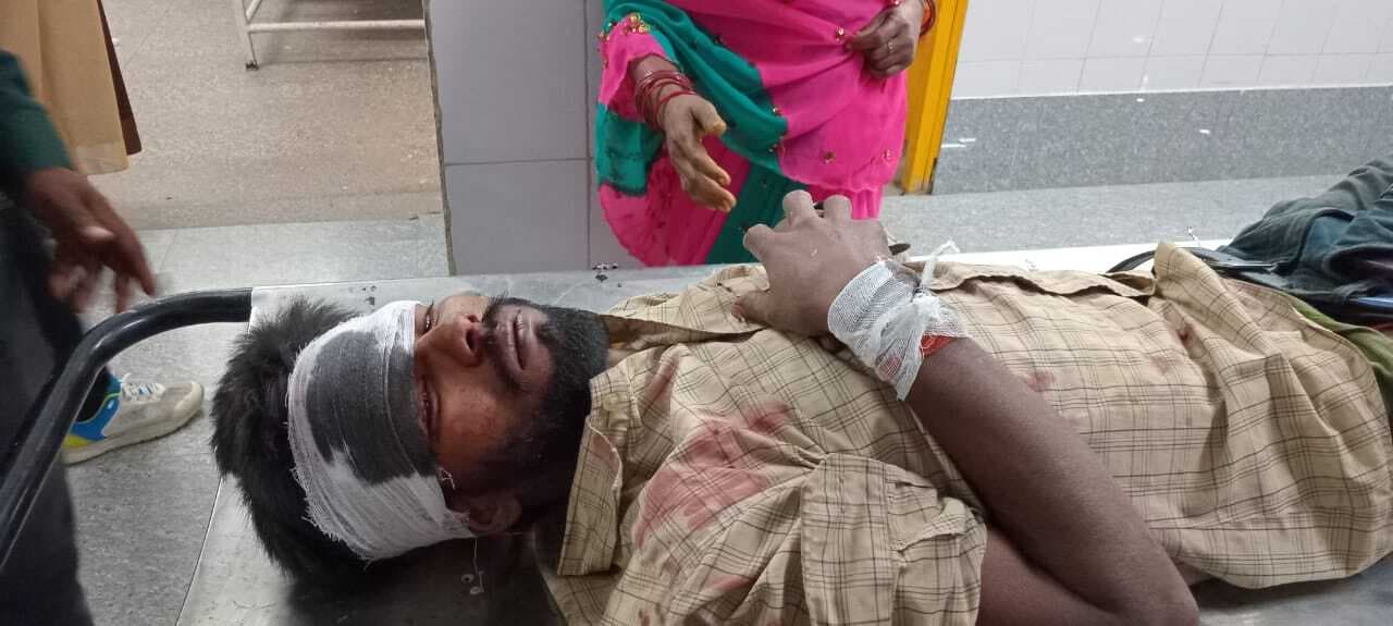 अल्टो कार व बाइक की टक्कर में बाइक चालक जख्मी, रेफर