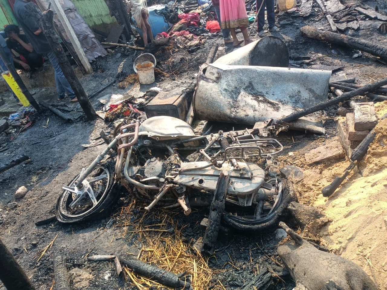 Madhubani News : अगलगी में चार घर जले, चार बकरी सहित हजारों की संपत्ति नष्ट