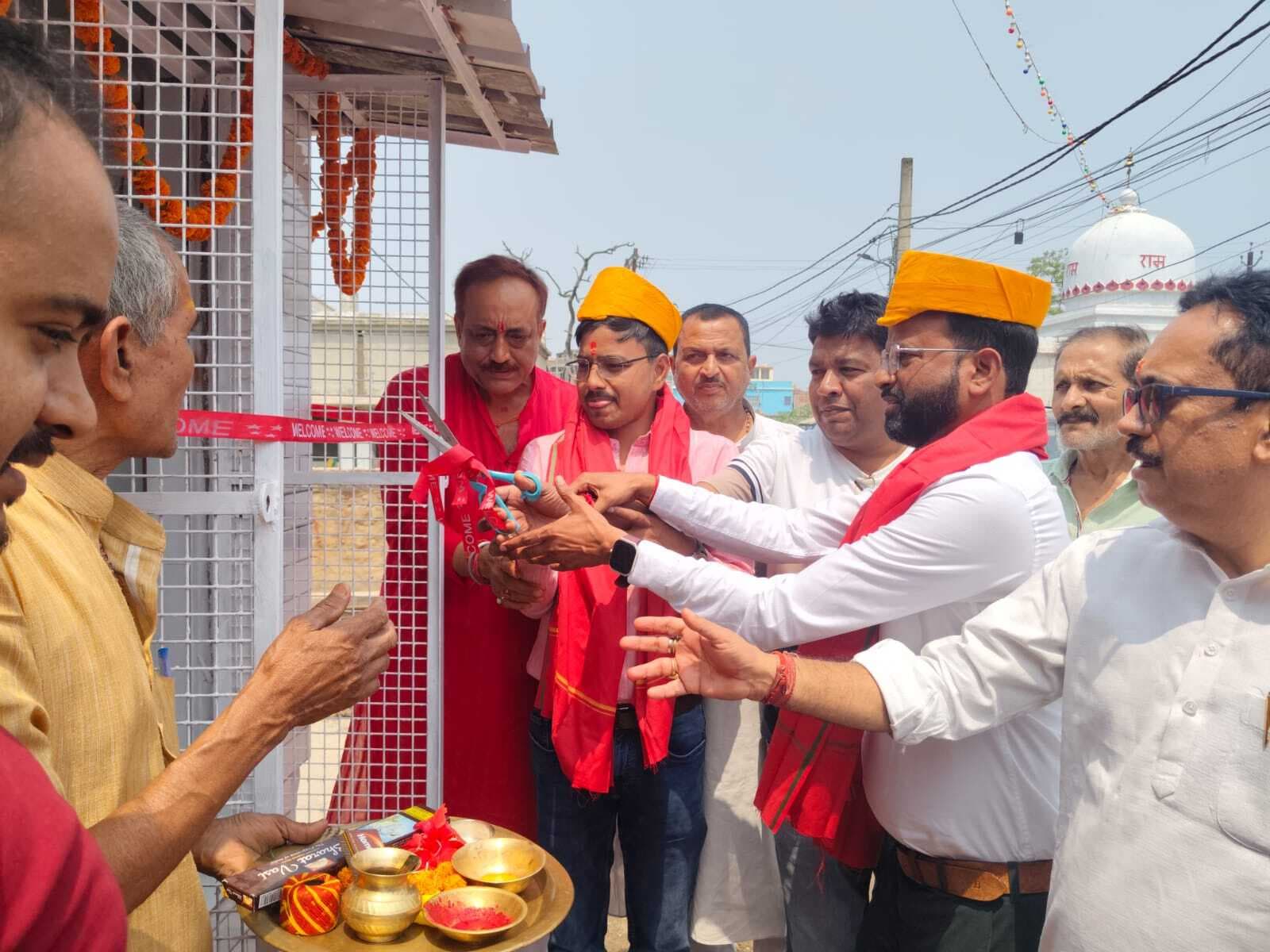 Madhubani News : बैंक ने मंदिर में दिया शीतल पानी का आरओ