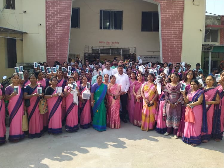 प्रखंड की 174 सेविकाओं को मिला स्मार्टफोन