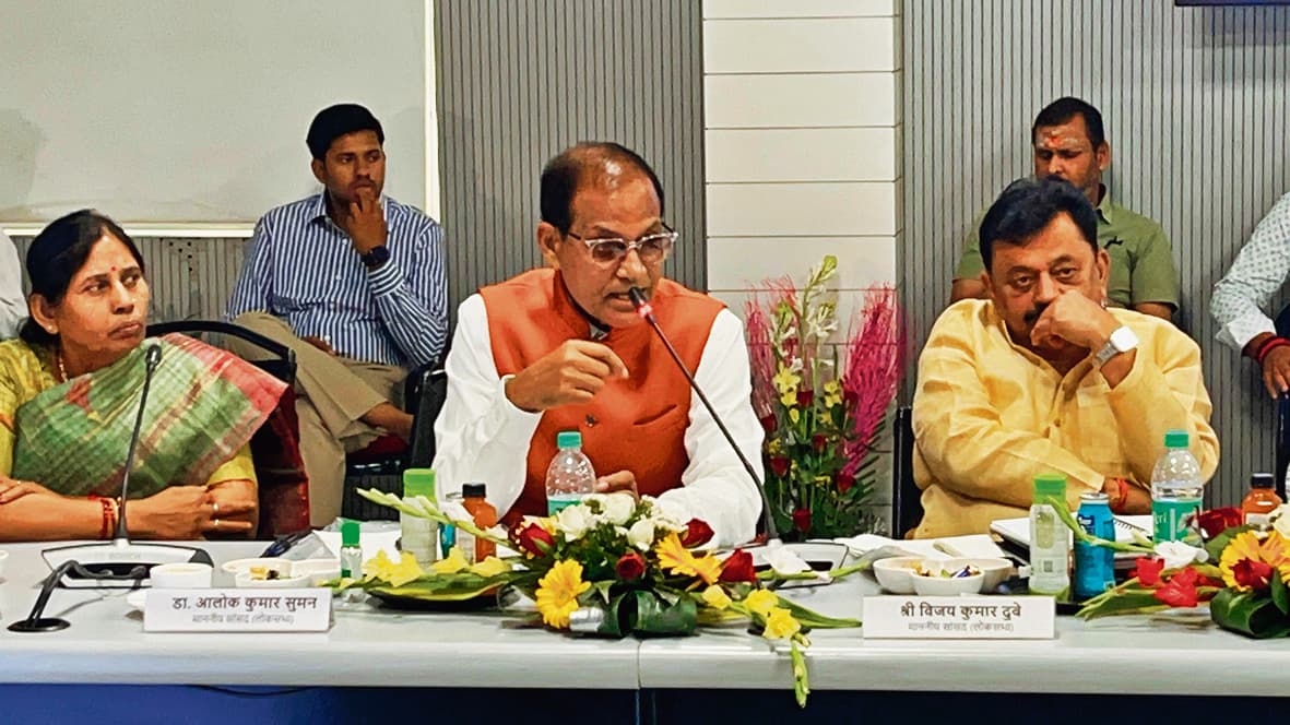 Gopalganj News  : एसी सुपरफास्ट अरुणाचल एक्सप्रेस को थावे-पड़रौना रूट से करने की अपील